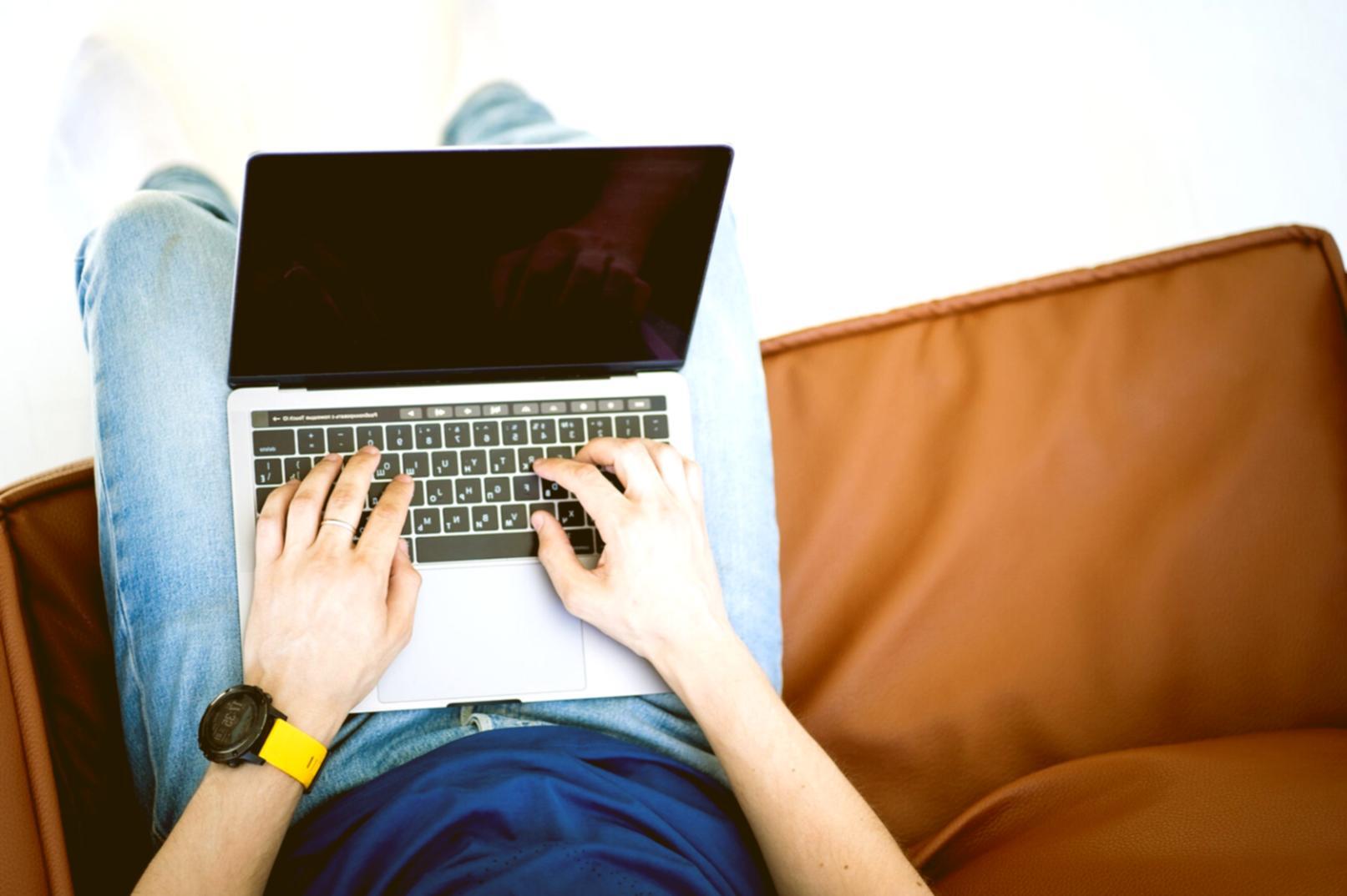 Workshop-Szenario mit Teilnehmern in entspannter Lernatmosphäre