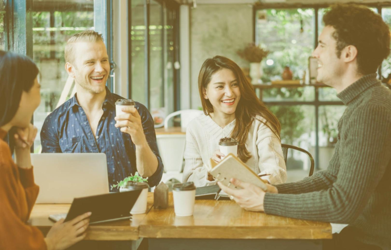 Zufriedene Workshop-Teilnehmer beim gemeinsamen Lernen und Austausch